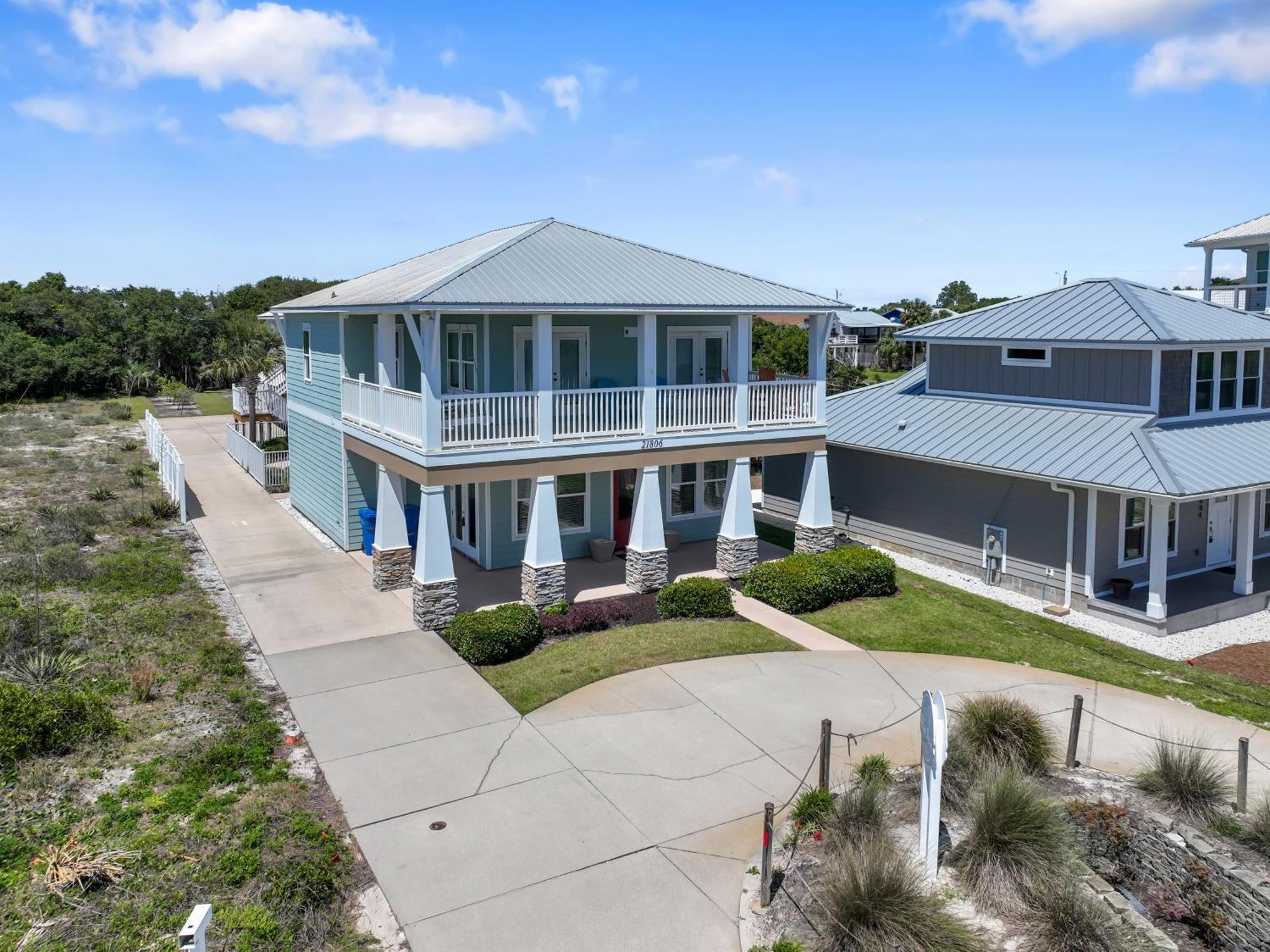5 Bed, 5 Bath Home/only A 3 Minute Walk To The Beach! Sleeps 12 *