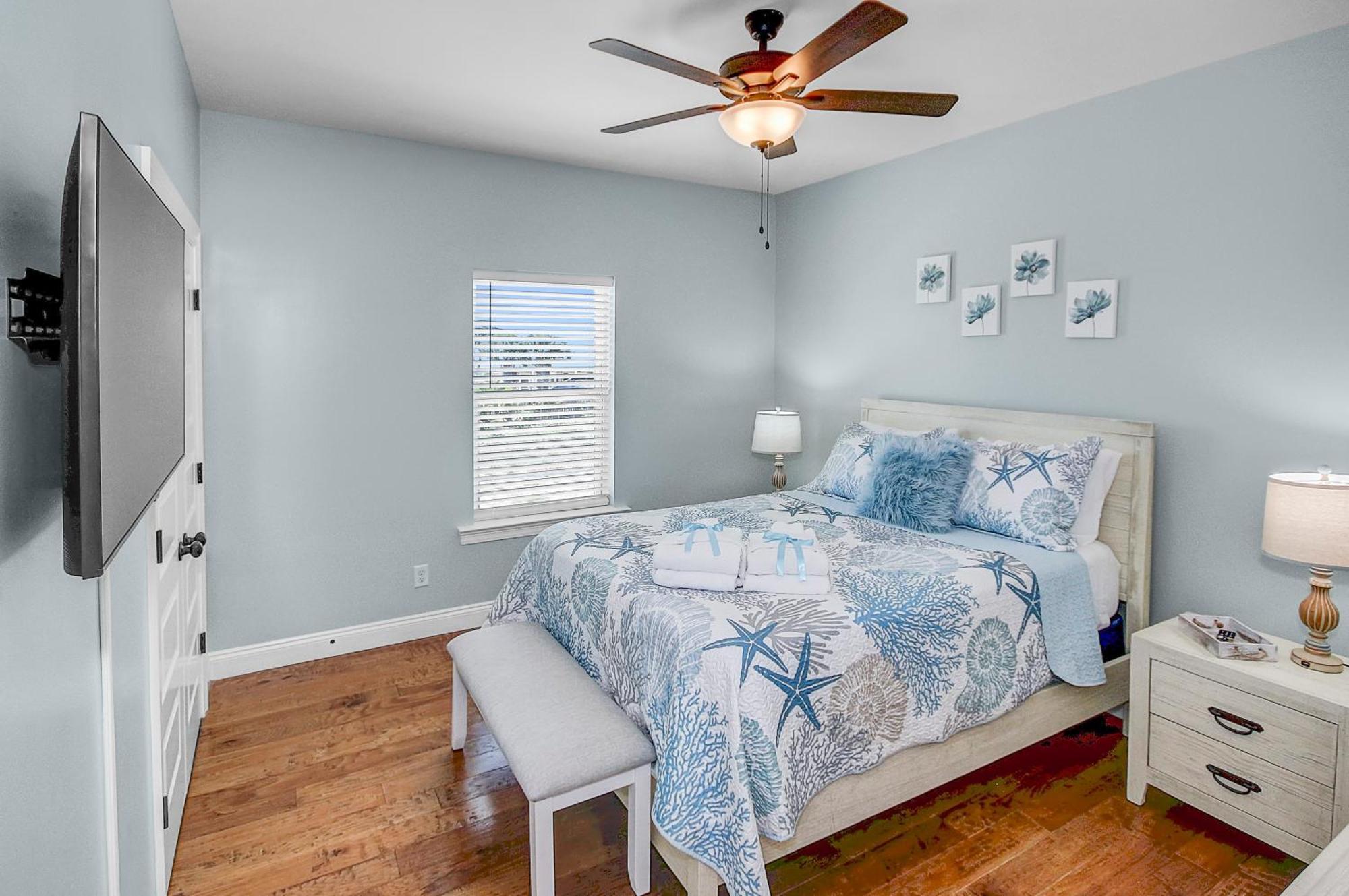 5 Bed, 5 Bath Home/only A 3 Minute Walk To The Beach! Sleeps 12 Panama City Beach
