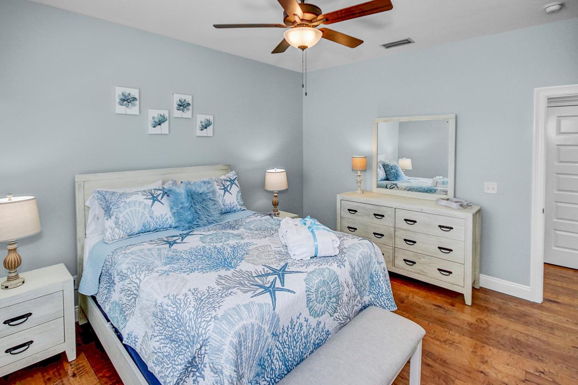 5 Bed, 5 Bath Home/only A 3 Minute Walk To The Beach! Sleeps 12 *