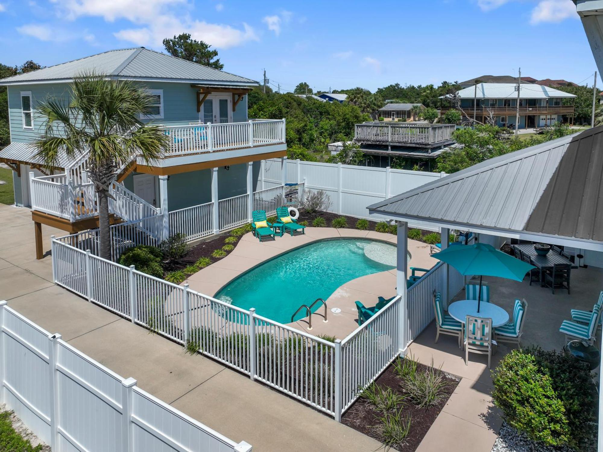 5 Bed, 5 Bath Home/only A 3 Minute Walk To The Beach! Sleeps 12 Holiday home