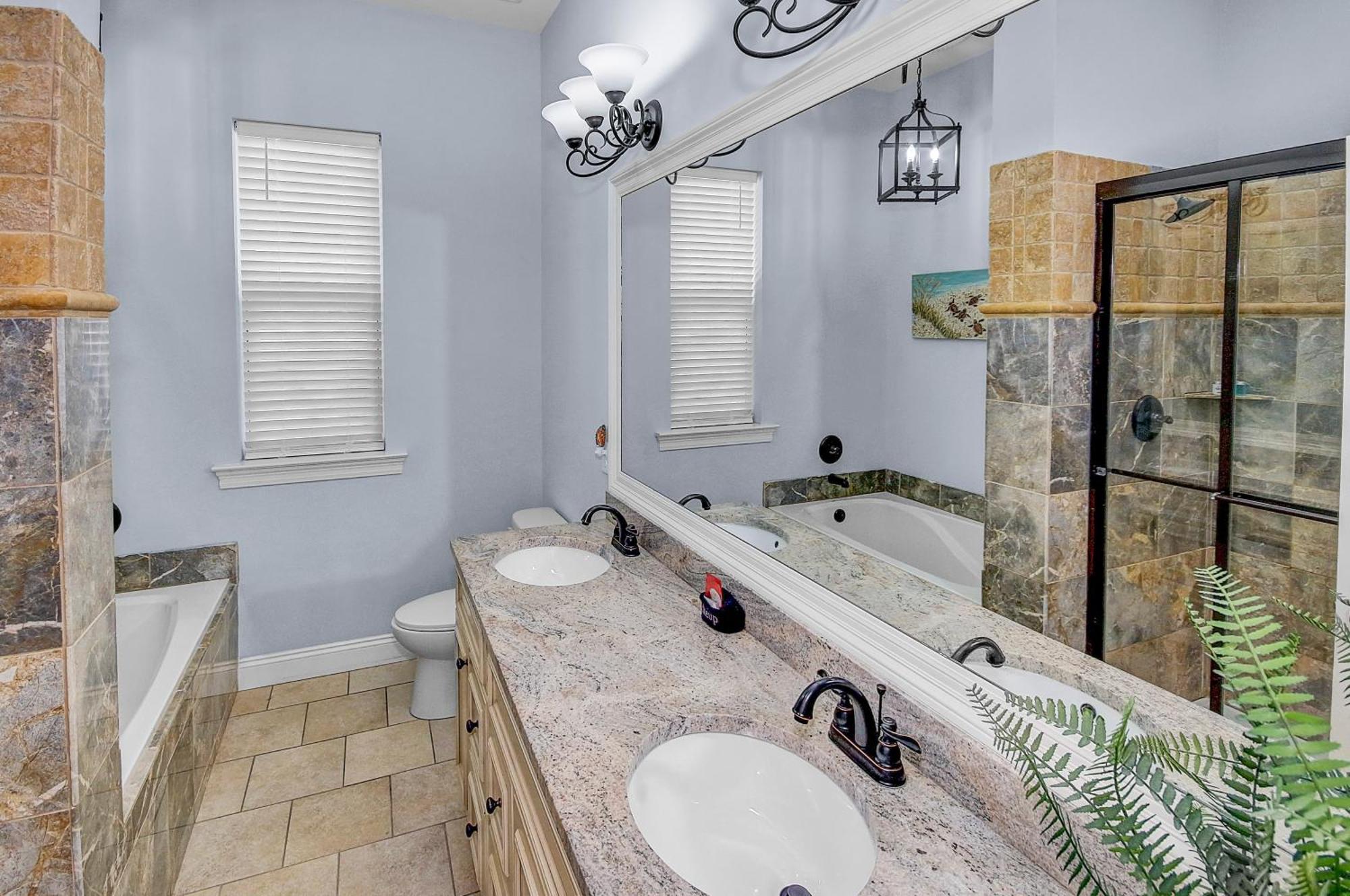 5 Bed, 5 Bath Home/only A 3 Minute Walk To The Beach! Sleeps 12 Holiday home