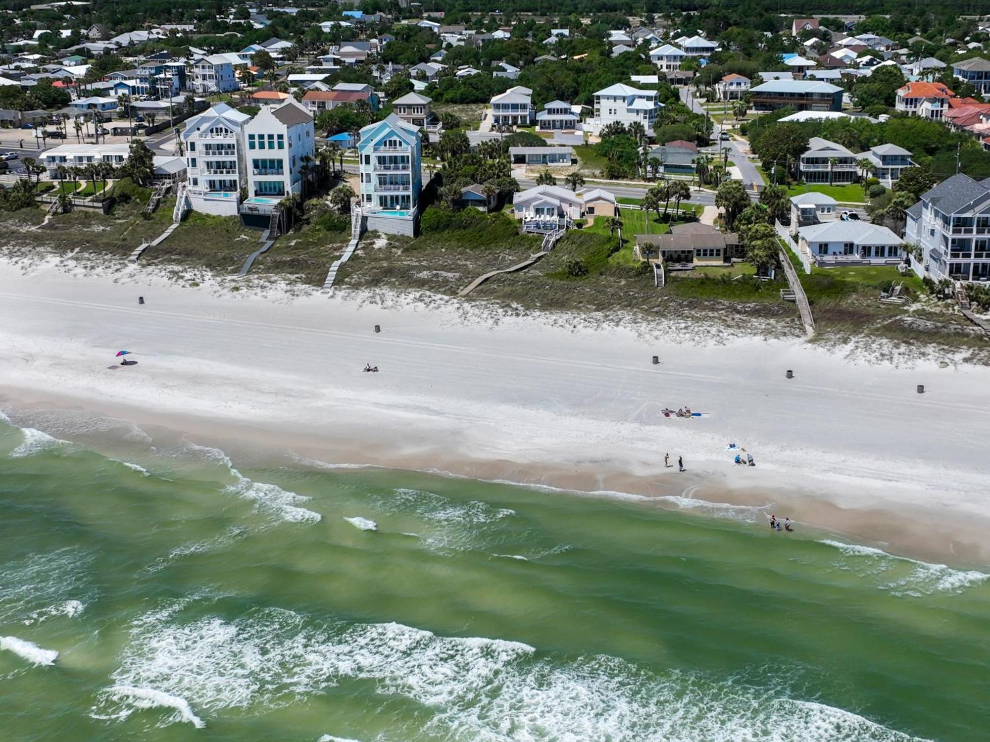 5 Bed, 5 Bath Home/only A 3 Minute Walk To The Beach! Sleeps 12 *